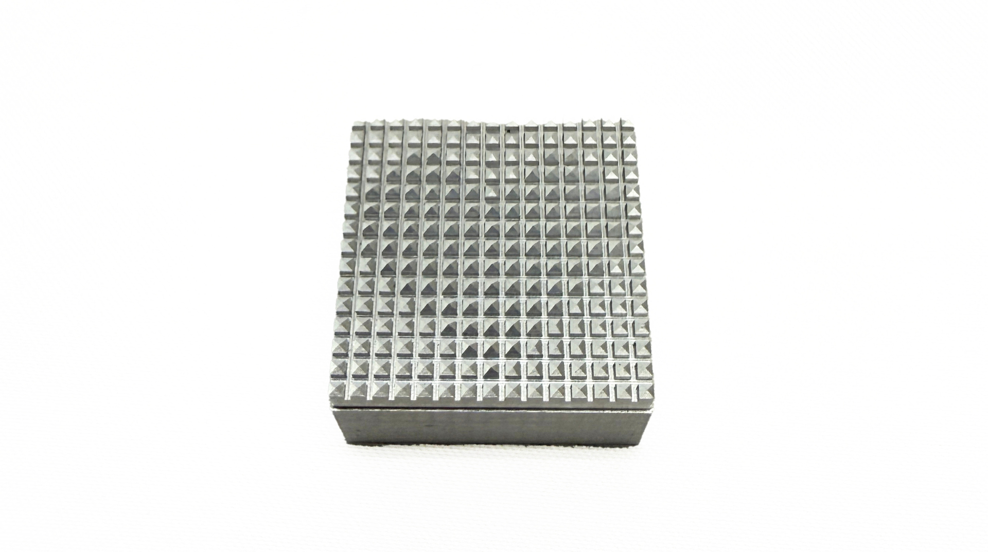 マシニング加工サンプル製作事例：ドットを加工し4方向から4つの柄を表現