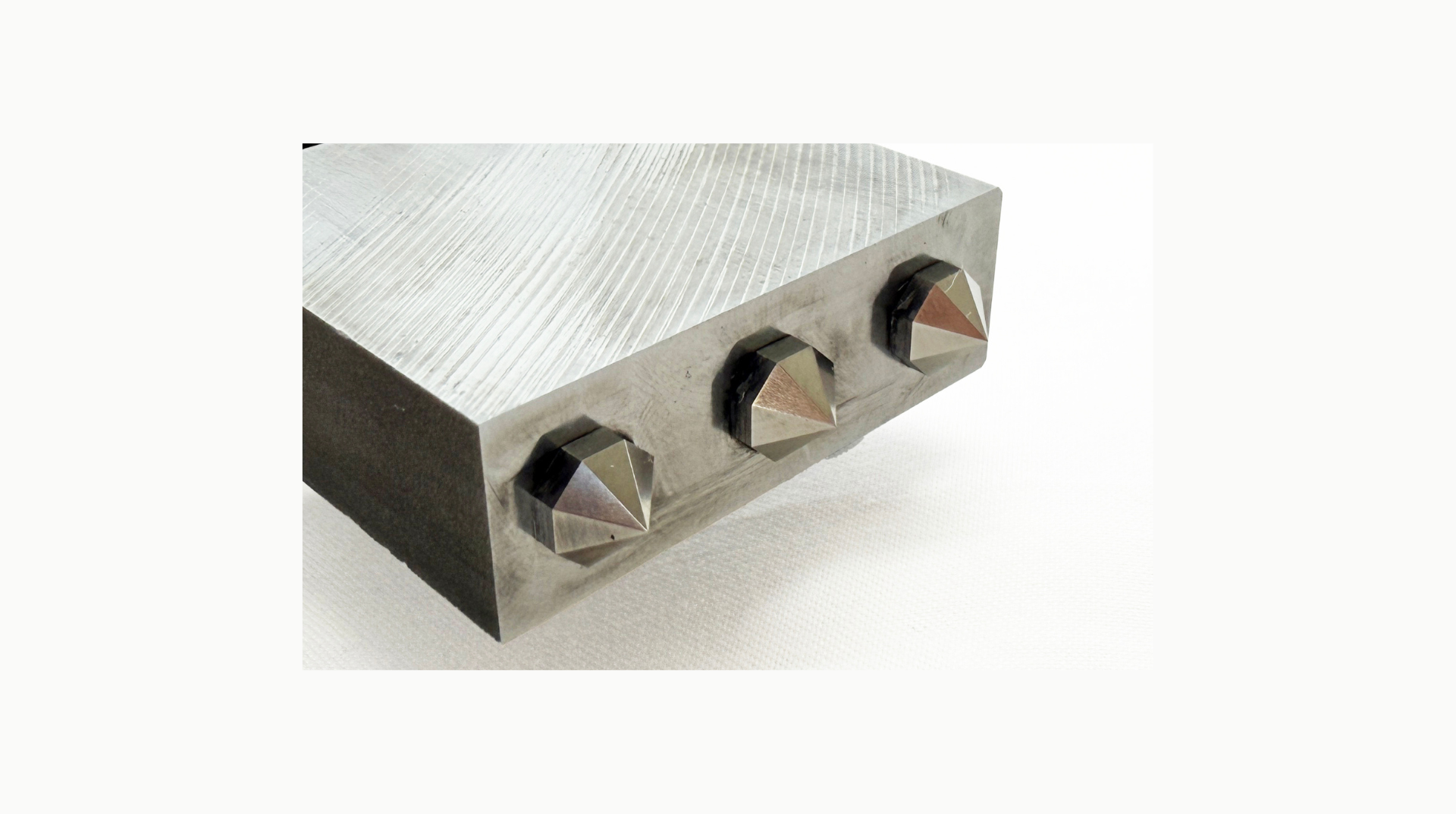 マシニングで高精度の鏡面を加工した事例